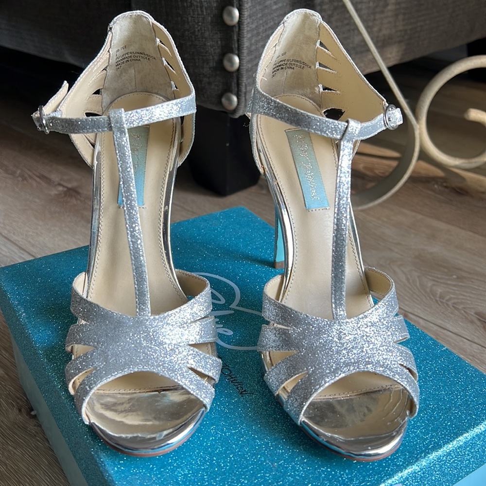 Betsy Johnson silver sparkle heels sz 8 .Beautiful excellent condition.